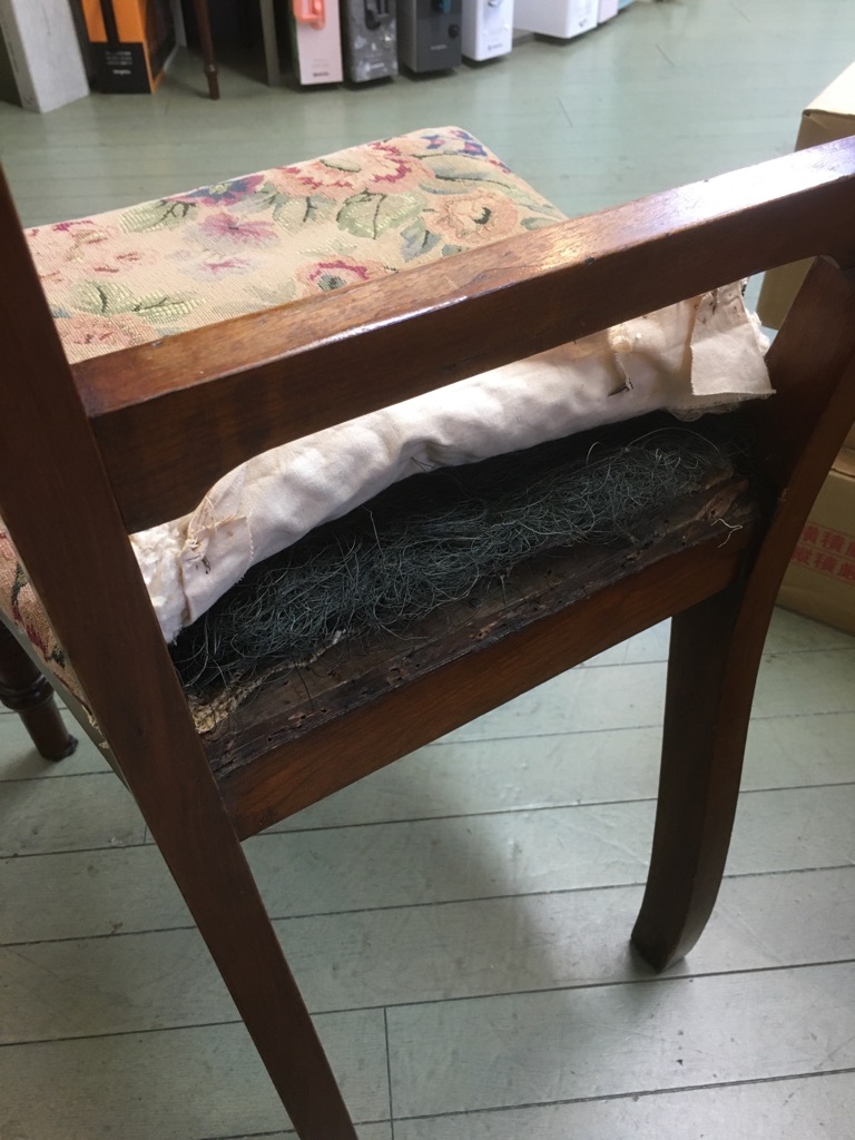 張替え前 中身は馬の毛です。