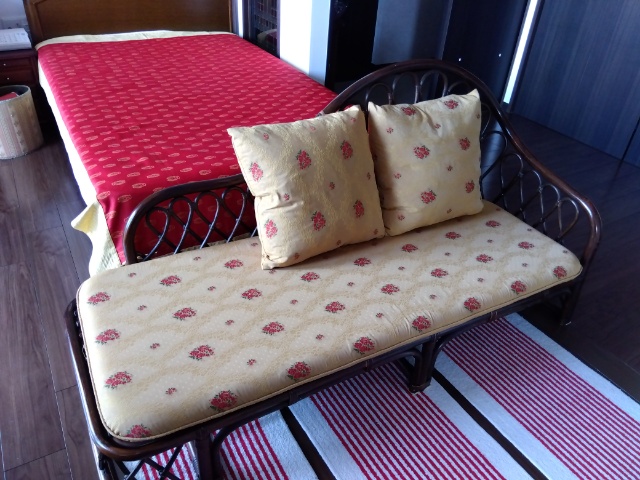 ベッドカバーに合わせた置きクッションとアクセサリークッション