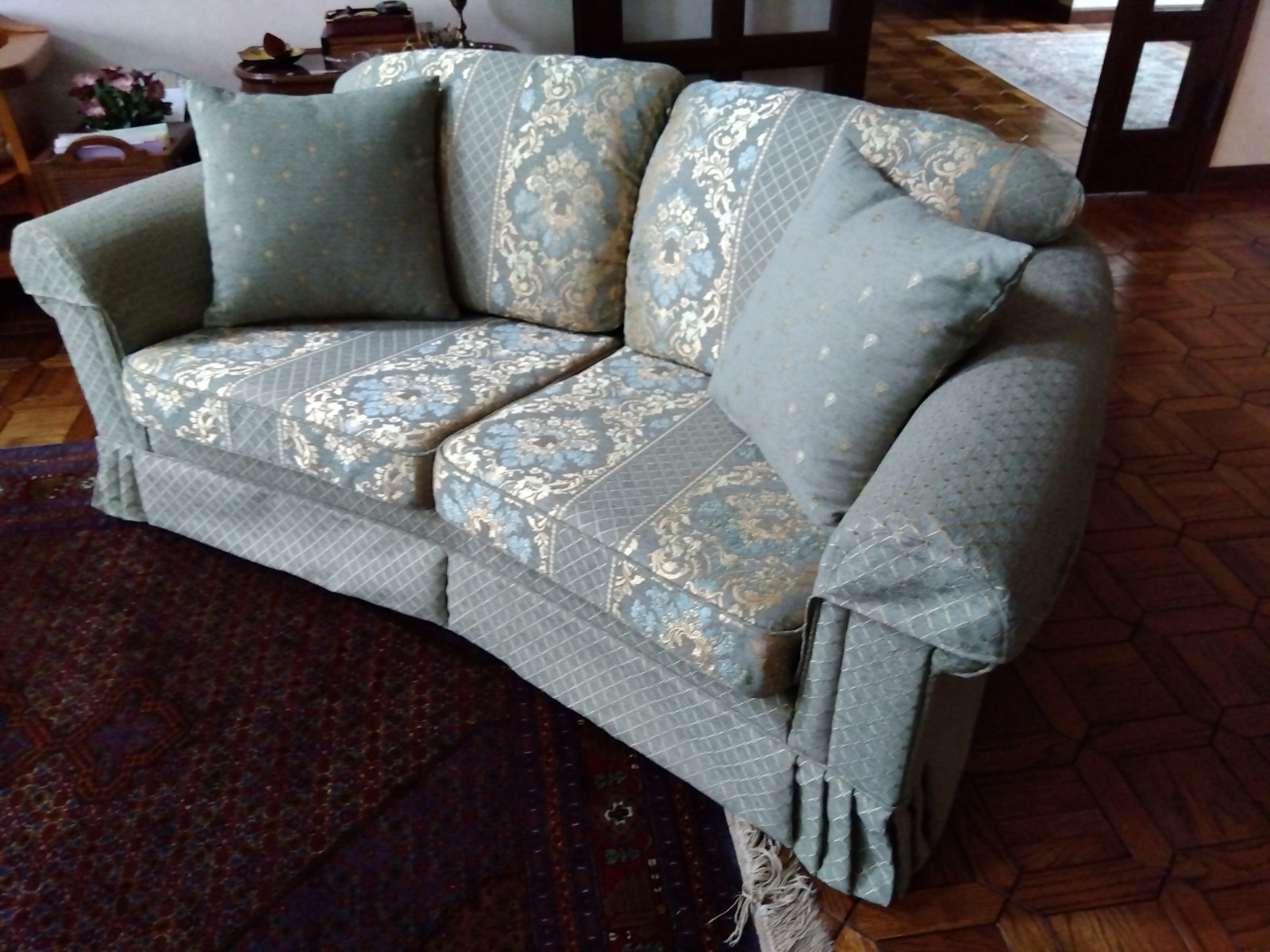 イタリア製の生地によるソファー張り替え後